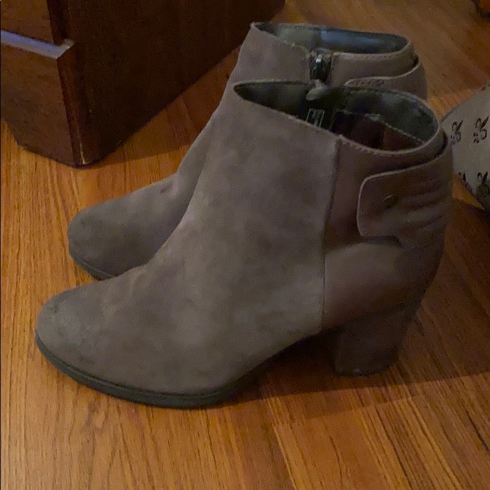 Grey Clarks Women’s size 9M booties